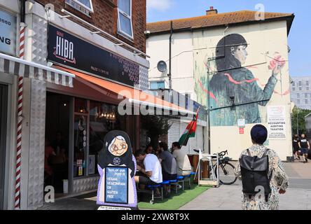 Wood Street östlich von Walthamstow Central voller Indie-Geschäfte, alt und neu, traditionell und trendig, mit einer vielfältigen Gemeinde, NE London, Großbritannien Stockfoto