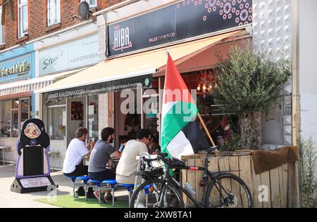 Wood Street östlich von Walthamstow Central voller Indie-Geschäfte, alt und neu, traditionell und trendig, mit einer vielfältigen Gemeinde, NE London, Großbritannien Stockfoto