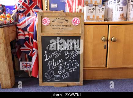 Lincolnshire Plum Bread und andere lokale Leckereien, im General Store bei The Castle in Lincoln, Großbritannien Stockfoto