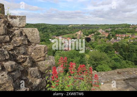 Conisbrough Castle, English Heritage Castle mit atemberaubender Aussicht, die Sir Walter Scotts Ivanhoe inspirierte, das nach der normannischen Eroberung in Yorkshire erbaut wurde Stockfoto