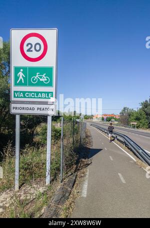 Hervas, Spanien - 24. Juli 2024: Separater Radweg, der parallel zu einer lokalen Straße verläuft. Verkehrszeichen, die den Verkehr auf Radfahrer und Fußgänger beschränken Stockfoto