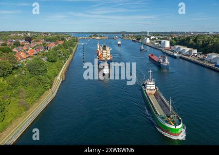 Frachtschiffe warten auf die Schleuse, Kieler Kanal, Holtenau, Kiel, Schleswig-Holstein, Deutschland Stockfoto