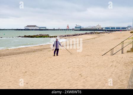 Metalldetektorist scannt den Strand von Clacton auf Sea Essex united Kingdom. Stockfoto