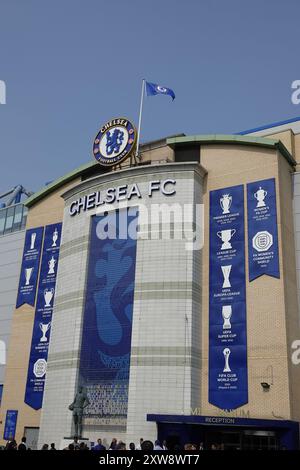 Chelsea, London, Großbritannien. August 2024. Das erste Spiel der Premier League für den Chelsea Football Club und den letztjährigen Champions Manchester City Football Club spielte an der Stamford Bridge. OPS: Außenansicht des Stadions Credit: Motofoto/Alamy Live News Stockfoto