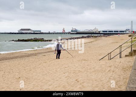 Metalldetektorist scannt den Strand von Clacton auf Sea Essex united Kingdom. Stockfoto