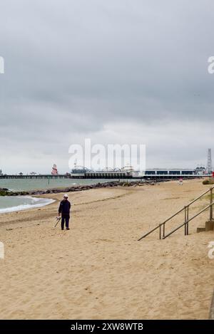 Metalldetektorist scannt den Strand von Clacton auf Sea Essex united Kingdom. Stockfoto