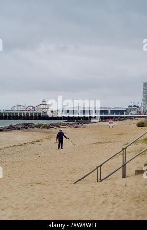 Metalldetektorist scannt den Strand von Clacton auf Sea Essex united Kingdom. Stockfoto