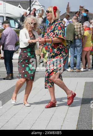 Ladies Dancing on the Mussel Tank, Lytham Green, Lytham St Annes, Lancashire, Vereinigtes Königreich, Europa am Sonntag, 18. August 2024 Stockfoto