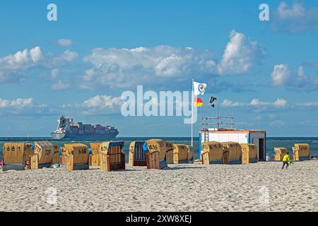 Containerschiff, Korbstühle, Strand, Laboe, Schleswig-Holstein, Deutschland Stockfoto