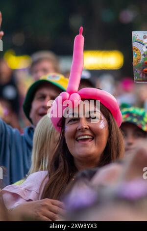 Camp Bestival, Weston Park, Shropshire, Großbritannien. August 2024. Sara Cox spielt ihr DJ-Set aus den 80er Jahren auf der Park Stage auf einem der beliebtesten und erfolgreichsten Family Music Festivals Großbritanniens. Quelle: Julian Kemp/Alamy Live News Stockfoto