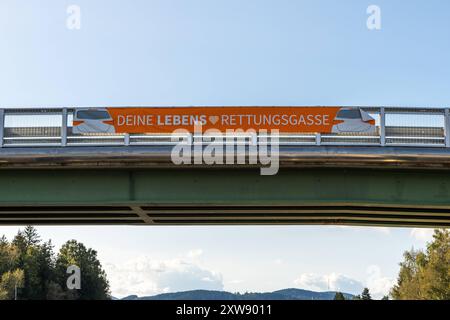 Österreich - 23. September 2023: Ein Schild auf einer Brücke in Österreich erinnert die Fahrer an die wichtige Rolle der Notspur im Straßenverkehr. Diese Maßnahme dient der Rettung von Menschenleben und fördert die Straßenverkehrssicherheit auf den Autobahnen *** ein Schild auf einer Brücke in Österreich erinnert Autofahrer an die wichtige Rolle der Rettungsgasse im Straßenverkehr. Diese Maßnahme dient der Lebensrettung und fördert die Verkehrssicherheit auf den Autobahnen Stockfoto