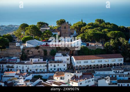 MIJAS, SPANIEN - 7. JULI 2024: Charmantes weißes spanisches Bergdorf mit Blick auf die Costa del Sol, bekannt für seine weiß getünchten Gebäude Dorf Mijas, Stockfoto