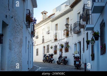 MIJAS, SPANIEN - 7. JULI 2024: Charmantes weißes spanisches Bergdorf mit Blick auf die Costa del Sol, bekannt für seine weiß getünchten Gebäude Dorf Mijas, Stockfoto