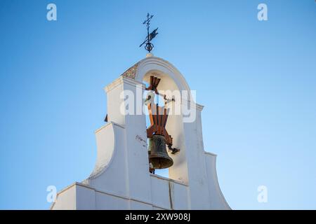 MIJAS, SPANIEN - 7. JULI 2024: Charmantes weißes spanisches Bergdorf mit Blick auf die Costa del Sol, bekannt für seine weiß getünchten Gebäude Dorf Mijas, Stockfoto