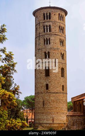 Saint Apollinare in Classe, Basilika mit rundem Glockenturm, Ravenna, Italien Stockfoto