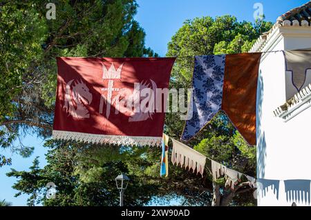 MIJAS, SPANIEN - 7. JULI 2024: Charmantes weißes spanisches Bergdorf mit Blick auf die Costa del Sol, bekannt für seine weiß getünchten Gebäude Dorf Mijas, Stockfoto