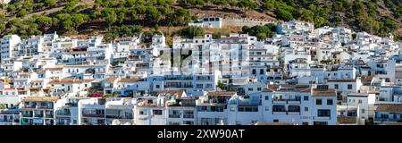 MIJAS, SPANIEN - 7. JULI 2024: Charmantes weißes spanisches Bergdorf mit Blick auf die Costa del Sol, bekannt für seine weiß getünchten Gebäude Dorf Mijas, Stockfoto