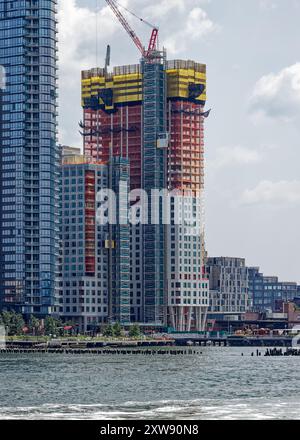 1 Java Street, Wohntürme im Bau an der Waterfront von Greenpoint, soll im Winter 2025 fertiggestellt werden. Stockfoto