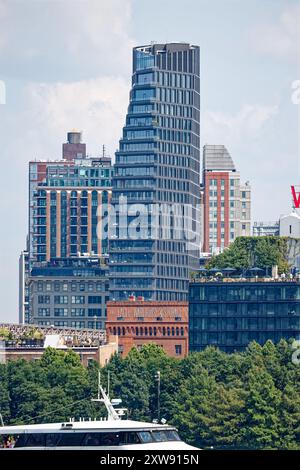 Riesige segelförmige Olympia DUMBO Eigentumswohnungen erhebt sich hinter dem Wahrzeichen Eagle Warehouse & Storage in dieser Aussicht von einer East River Fähre. Stockfoto