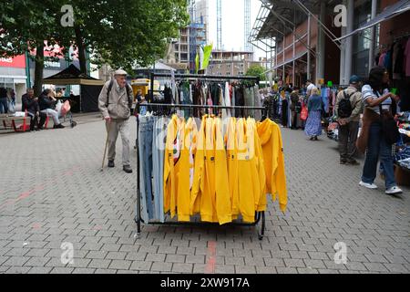 Blick auf die Stände am Bullring Rag Market, die am 18. August 2024 in Birmingham in den Vereinigten Staaten alle Arten von Artikeln von Lebensmitteln bis zu Stoffen und Kleidung anbieten Stockfoto