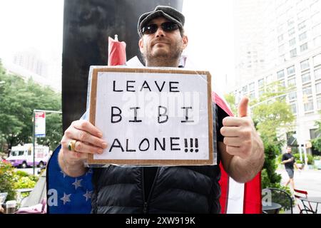 New York, Usa. August 2024. Ein Gegenprotestierender hält ein Plakat mit der Aufschrift „Lass Bibi in Ruhe!!!“ Während einer Kundgebung zur Freilassung von Geiseln in Gaza und gegen den israelischen Premierminister Benjamin Netanjahu im Dante Park in New York City. Quelle: SOPA Images Limited/Alamy Live News Stockfoto