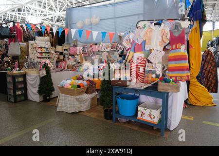 Blick auf die Stände am Bullring Rag Market, die am 18. August 2024 in Birmingham in den Vereinigten Staaten alle Arten von Artikeln von Lebensmitteln bis zu Stoffen und Kleidung anbieten Stockfoto