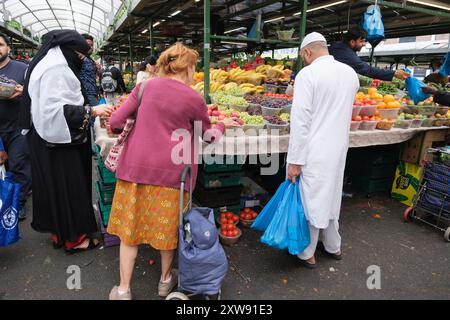 Blick auf die Stände am Bullring Rag Market, die am 18. August 2024 in Birmingham in den Vereinigten Staaten alle Arten von Artikeln von Lebensmitteln bis zu Stoffen und Kleidung anbieten Stockfoto