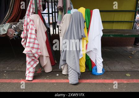 Blick auf die Stände am Bullring Rag Market, die am 18. August 2024 in Birmingham in den Vereinigten Staaten alle Arten von Artikeln von Lebensmitteln bis zu Stoffen und Kleidung anbieten Stockfoto