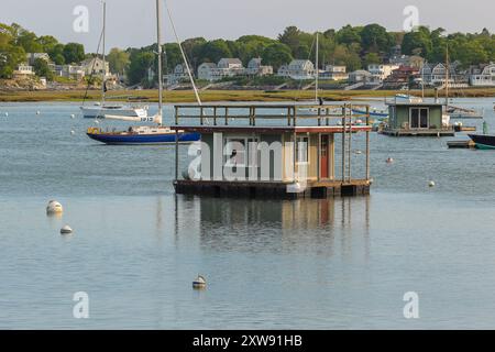 Kleines ruhiges, überwiegend Wohndorf in Gloucester. Viele kleine Bootsfahrten, hübsche Häuser, die restauriert wurden. Plenaty von Angelstegen und Stockfoto