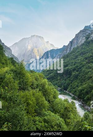 Die Schlucht des Flusses Moraca Platije ist eine der malerischsten Schluchten Montenegros. Sommer Berg Abenddämmerung Reise und Natur Beauty-Szene. Stockfoto