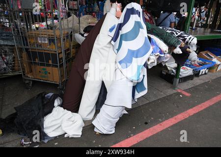 Madrid, Spanien. August 2024. Blick auf die Stände am Bullring Rag Market, die am 18. August 2024 in Birmingham alle Arten von Artikeln von Lebensmitteln bis zu Stoffen und Kleidung anbieten. Credit: SIPA USA/Alamy Live News Stockfoto