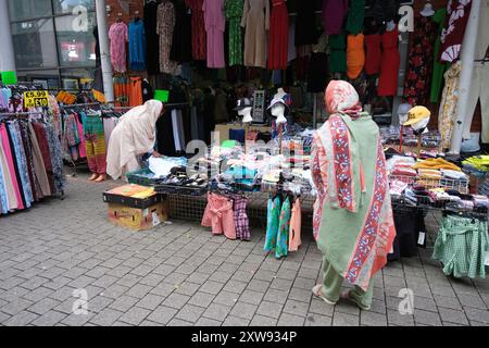 Madrid, Spanien. August 2024. Blick auf die Stände am Bullring Rag Market, die am 18. August 2024 in Birmingham alle Arten von Artikeln von Lebensmitteln bis zu Stoffen und Kleidung anbieten. Credit: SIPA USA/Alamy Live News Stockfoto