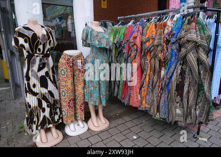 Madrid, Spanien. August 2024. Blick auf die Stände am Bullring Rag Market, die am 18. August 2024 in Birmingham alle Arten von Artikeln von Lebensmitteln bis zu Stoffen und Kleidung anbieten. Credit: SIPA USA/Alamy Live News Stockfoto