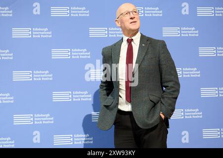 Edinburgh, Vereinigtes Königreich. August 2024. Schottlands erster Minister erscheint in fröhlicher Stimmung beim Edinburgh International Book Festival, da seine Partei, die SNP, bei den britischen Parlamentswahlen im Juli 2024 eine blutige Nase bekam, wo sie 29 Sitze verlor, sodass sie nur noch neun Sitze im Westminster Parliament hatten. Stockfoto