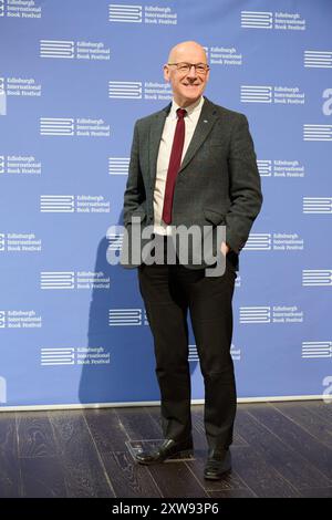 Edinburgh, Vereinigtes Königreich. August 2024. Schottlands erster Minister erscheint in fröhlicher Stimmung beim Edinburgh International Book Festival, da seine Partei, die SNP, bei den britischen Parlamentswahlen im Juli 2024 eine blutige Nase bekam, wo sie 29 Sitze verlor, sodass sie nur noch neun Sitze im Westminster Parliament hatten. Stockfoto