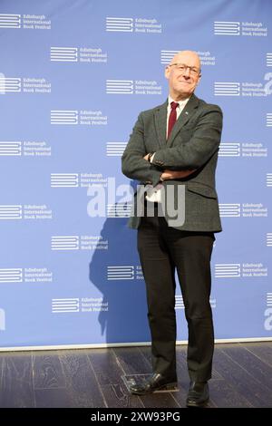 Edinburgh, Vereinigtes Königreich. August 2024. Schottlands erster Minister erscheint in fröhlicher Stimmung beim Edinburgh International Book Festival, da seine Partei, die SNP, bei den britischen Parlamentswahlen im Juli 2024 eine blutige Nase bekam, wo sie 29 Sitze verlor, sodass sie nur noch neun Sitze im Westminster Parliament hatten. Stockfoto