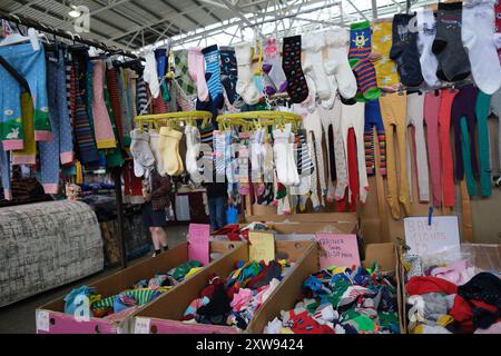 Madrid, Spanien. August 2024. Blick auf die Stände am Bullring Rag Market, die am 18. August 2024 in Birmingham alle Arten von Artikeln von Lebensmitteln bis zu Stoffen und Kleidung anbieten. Credit: SIPA USA/Alamy Live News Stockfoto