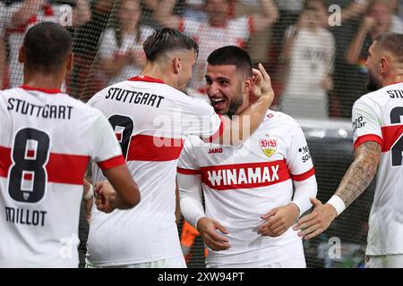 LEVERKUSEN, DEUTSCHLAND - 17. AUGUST: Deniz Undav vom VFB Stuttgart mit Ermedin Demirovic vom VFB Stuttgart feiert beim DFL Supercup 2024 Spiel zwischen Bayer 04 Leverkusen und VfB Stuttgart am 17. August 2024 in Leverkusen das Tor. © diebilderwelt / Alamy Stock Stockfoto