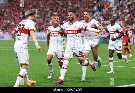 LEVERKUSEN, DEUTSCHLAND - 17. AUGUST: Deniz Undav vom VFB Stuttgart feiert mit Chris Fuehrich vom VFB Stuttgart, Enzo Millot vom VFB Stuttgart, Ermedin Demirovic vom VFB Stuttgart beim DFL Supercup 2024 zwischen Bayer 04 Leverkusen und VfB Stuttgart am 17. August 2024 in Leverkusen. © diebilderwelt / Alamy Stock Stockfoto