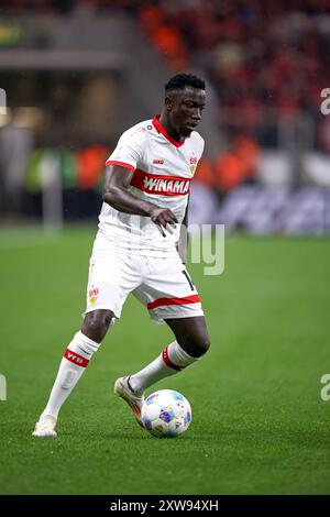 LEVERKUSEN, DEUTSCHLAND - 17. AUGUST: Silas Katompa Mvumpa vom VFB Stuttgart läuft mit einem Ball beim DFL Supercup 2024 Spiel zwischen Bayer 04 Leverkusen und VfB Stuttgart am 17. August 2024 in Leverkusen. © diebilderwelt / Alamy Stock Stockfoto