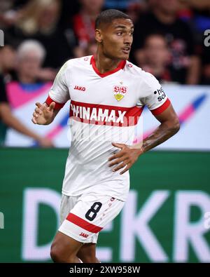 LEVERKUSEN, 17. AUGUST: Enzo Millot vom VFB Stuttgart sieht beim DFL Supercup 2024 Spiel zwischen Bayer 04 Leverkusen und VfB Stuttgart am 17. August 2024 in Leverkusen an. © diebilderwelt / Alamy Stock Stockfoto