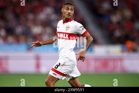 LEVERKUSEN, 17. AUGUST: Enzo Millot vom VFB Stuttgart sieht beim DFL Supercup 2024 Spiel zwischen Bayer 04 Leverkusen und VfB Stuttgart am 17. August 2024 in Leverkusen an. © diebilderwelt / Alamy Stock Stockfoto