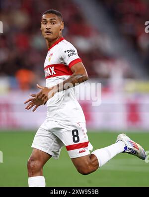 LEVERKUSEN, 17. AUGUST: Enzo Millot vom VFB Stuttgart sieht beim DFL Supercup 2024 Spiel zwischen Bayer 04 Leverkusen und VfB Stuttgart am 17. August 2024 in Leverkusen an. © diebilderwelt / Alamy Stock Stockfoto