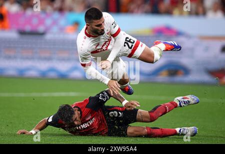 LEVERKUSEN, DEUTSCHLAND - 17. AUGUST: Piero Hincapie von Bayer Leverkusen streitet mit Deniz Undav vom VFB Stuttgart beim DFL Supercup 2024 Spiel zwischen Bayer 04 Leverkusen und VfB Stuttgart am 17. August 2024 in Leverkusen. © diebilderwelt / Alamy Stock Stockfoto