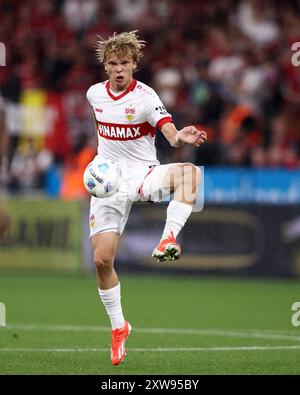 LEVERKUSEN, DEUTSCHLAND - 17. AUGUST: Frans Krätzig vom VFB Stuttgart läuft mit einem Ball beim DFL Supercup 2024 Spiel zwischen Bayer 04 Leverkusen und VfB Stuttgart am 17. August 2024 in Leverkusen. © diebilderwelt / Alamy Stock Stockfoto