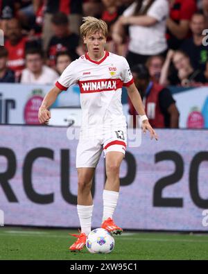 LEVERKUSEN, DEUTSCHLAND - 17. AUGUST: Frans Krätzig vom VFB Stuttgart läuft mit einem Ball beim DFL Supercup 2024 Spiel zwischen Bayer 04 Leverkusen und VfB Stuttgart am 17. August 2024 in Leverkusen. © diebilderwelt / Alamy Stock Stockfoto