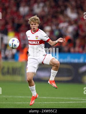 LEVERKUSEN, DEUTSCHLAND - 17. AUGUST: Frans Krätzig vom VFB Stuttgart läuft mit einem Ball beim DFL Supercup 2024 Spiel zwischen Bayer 04 Leverkusen und VfB Stuttgart am 17. August 2024 in Leverkusen. © diebilderwelt / Alamy Stock Stockfoto