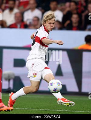 LEVERKUSEN, DEUTSCHLAND - 17. AUGUST: Frans Krätzig vom VFB Stuttgart läuft mit einem Ball beim DFL Supercup 2024 Spiel zwischen Bayer 04 Leverkusen und VfB Stuttgart am 17. August 2024 in Leverkusen. © diebilderwelt / Alamy Stock Stockfoto