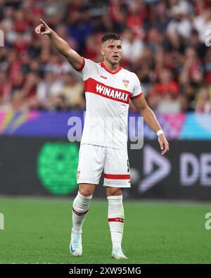 LEVERKUSEN, DEUTSCHLAND - 17. AUGUST: Ermedin Demirovic vom VFB Stuttgart reagiert beim DFL Supercup 2024 Spiel zwischen Bayer 04 Leverkusen und VfB Stuttgart am 17. August 2024 in Leverkusen. © diebilderwelt / Alamy Stock Stockfoto