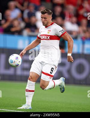 LEVERKUSEN, DEUTSCHLAND - 17. AUGUST: Ermedin Demirovic vom VFB Stuttgart läuft mit einem Ball beim DFL Supercup 2024 Spiel zwischen Bayer 04 Leverkusen und VfB Stuttgart am 17. August 2024 in Leverkusen. © diebilderwelt / Alamy Stock Stockfoto